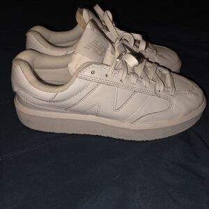 New Balance UnisecWhite Sneakers